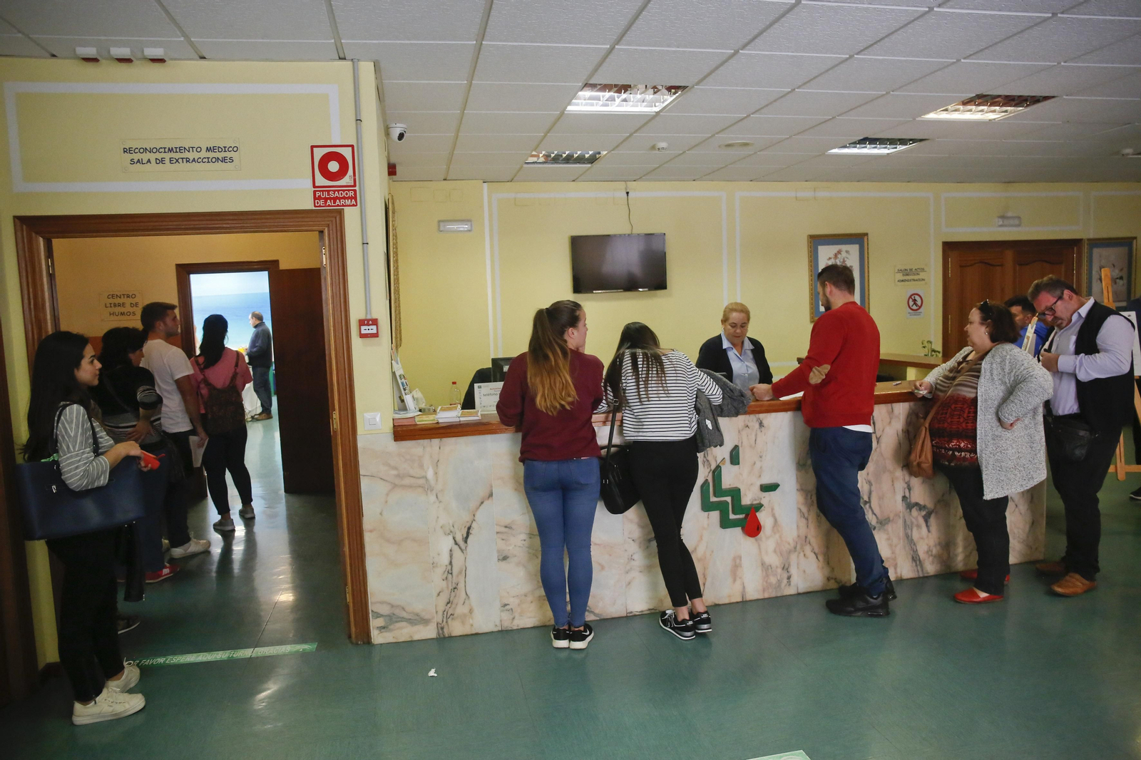 Personas en el Centro de Transfusión para hacerse donantes tras la muerte de Pablo Ráez, en febrero de 2017.