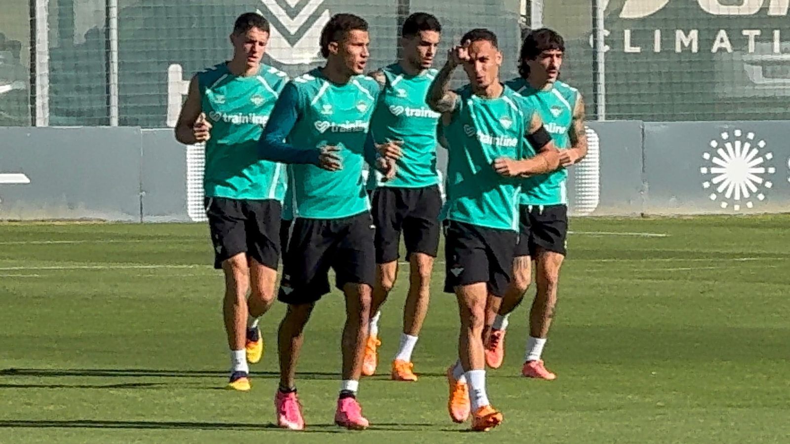 Antony corre junto a Nelson Deossa en la ciudad deportiva