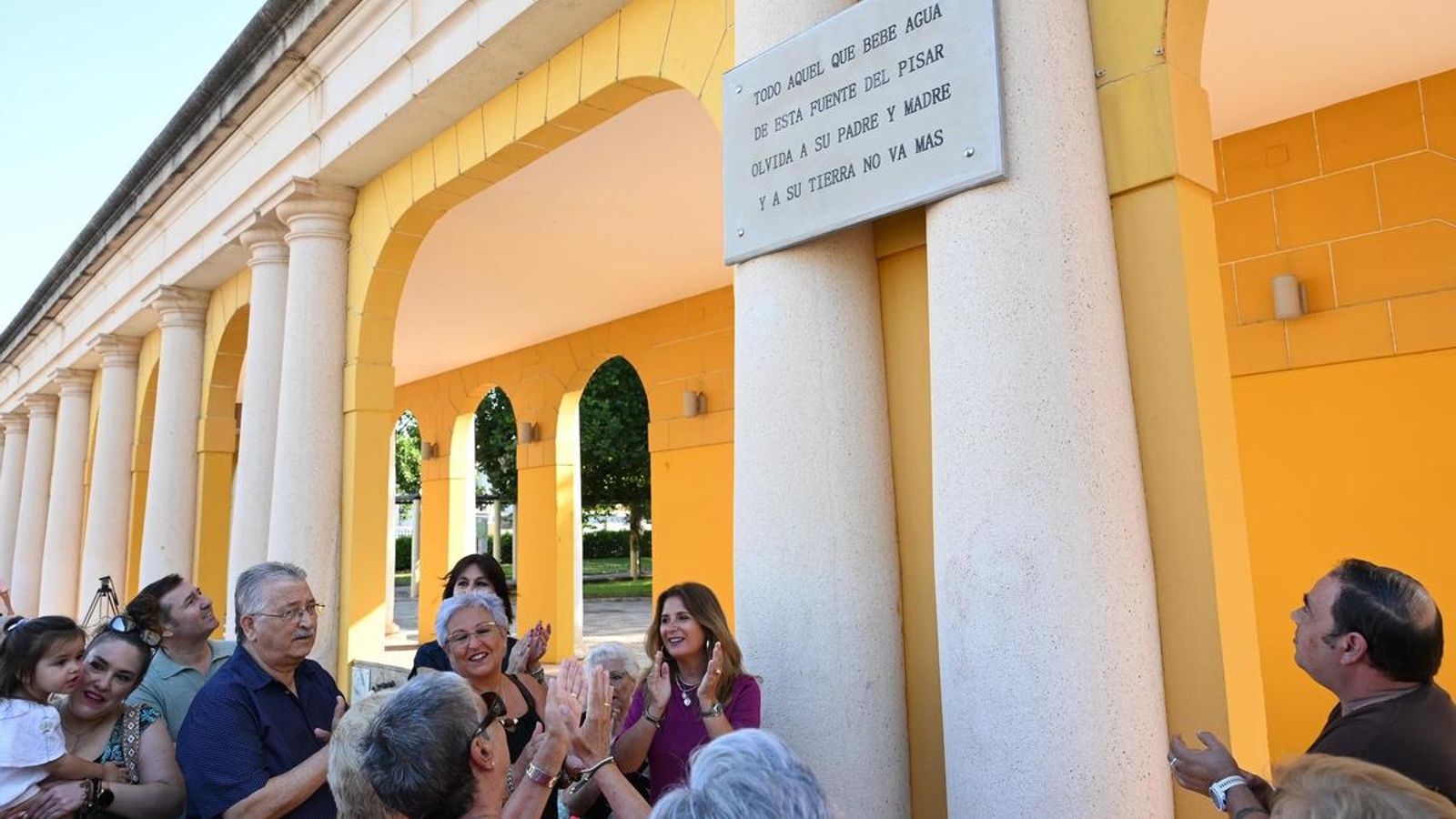Vecinos aplauden ante la nueva placa de la Fuente del Pisar. Vecinos aplauden ante la nueva placa de la Fuente del Pisar.