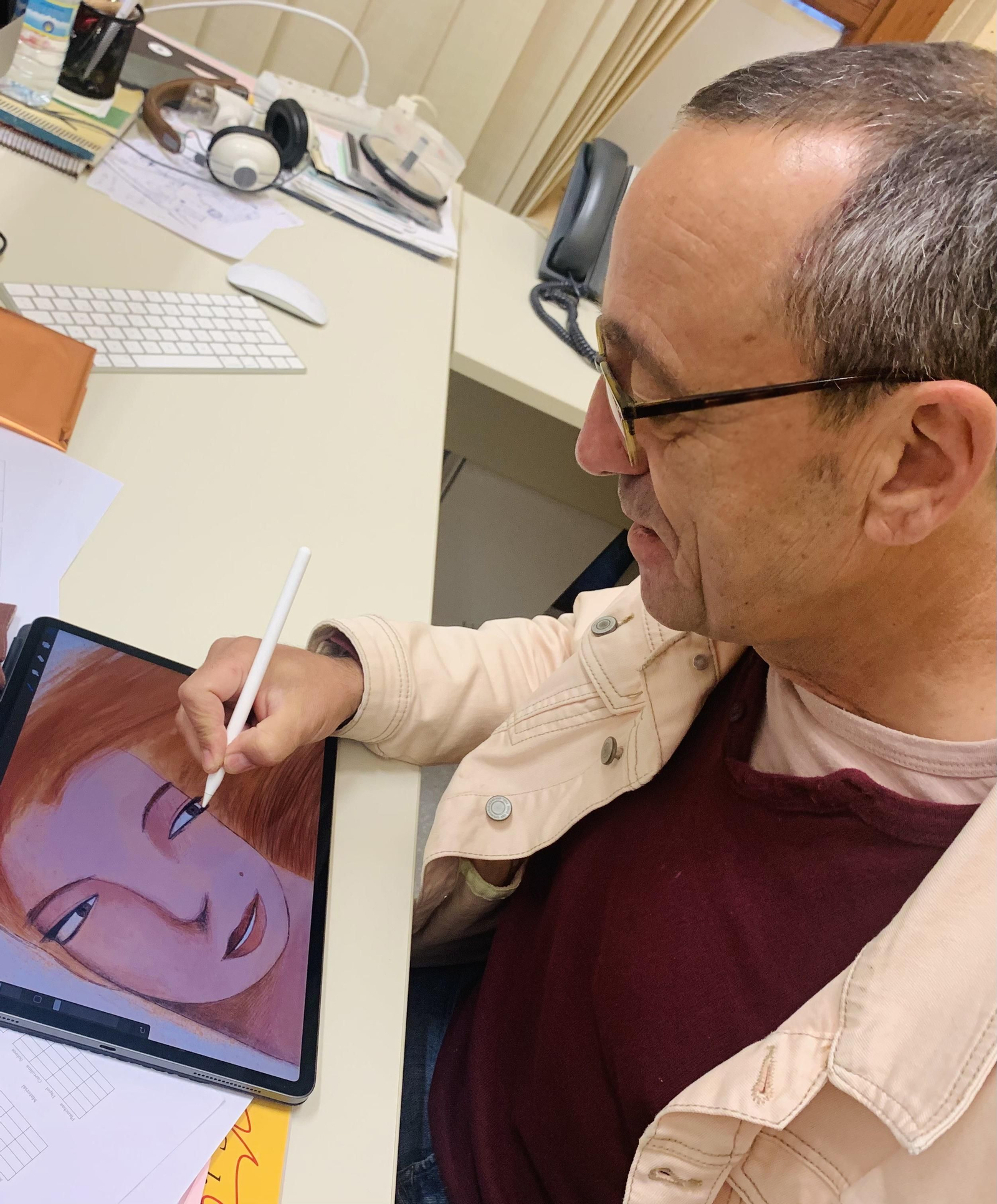 Carlos Laínez en plena labor creativa.