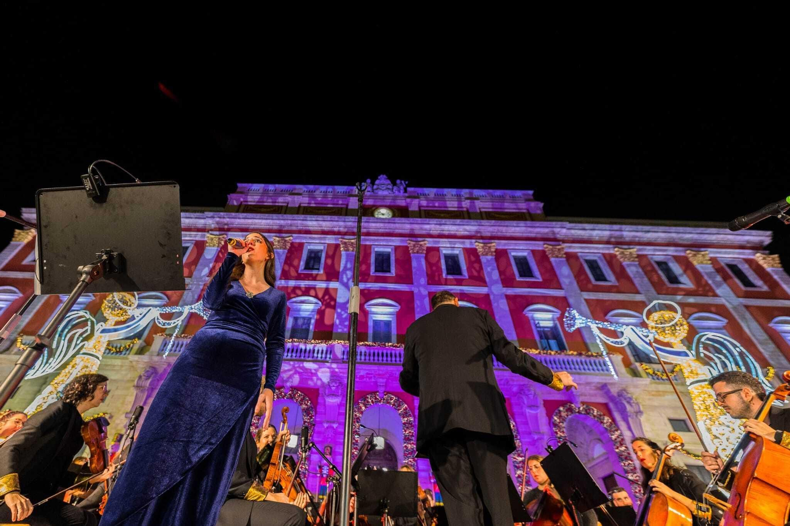 Las imágenes del concierto navideño de The Playbillers en la plaza del Rey de San Fernando