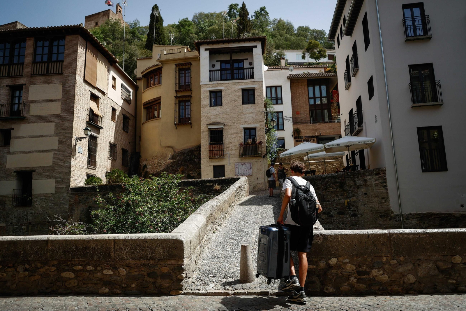 Un turista accediendo al Albaicín desde la Carrera del Darro