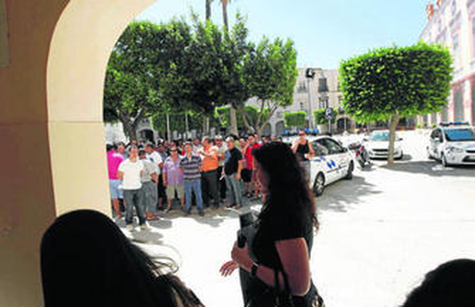 Abucheo con aplausos a los concejales a la salida del Pleno del lunes. En la foto, María Vázquez.