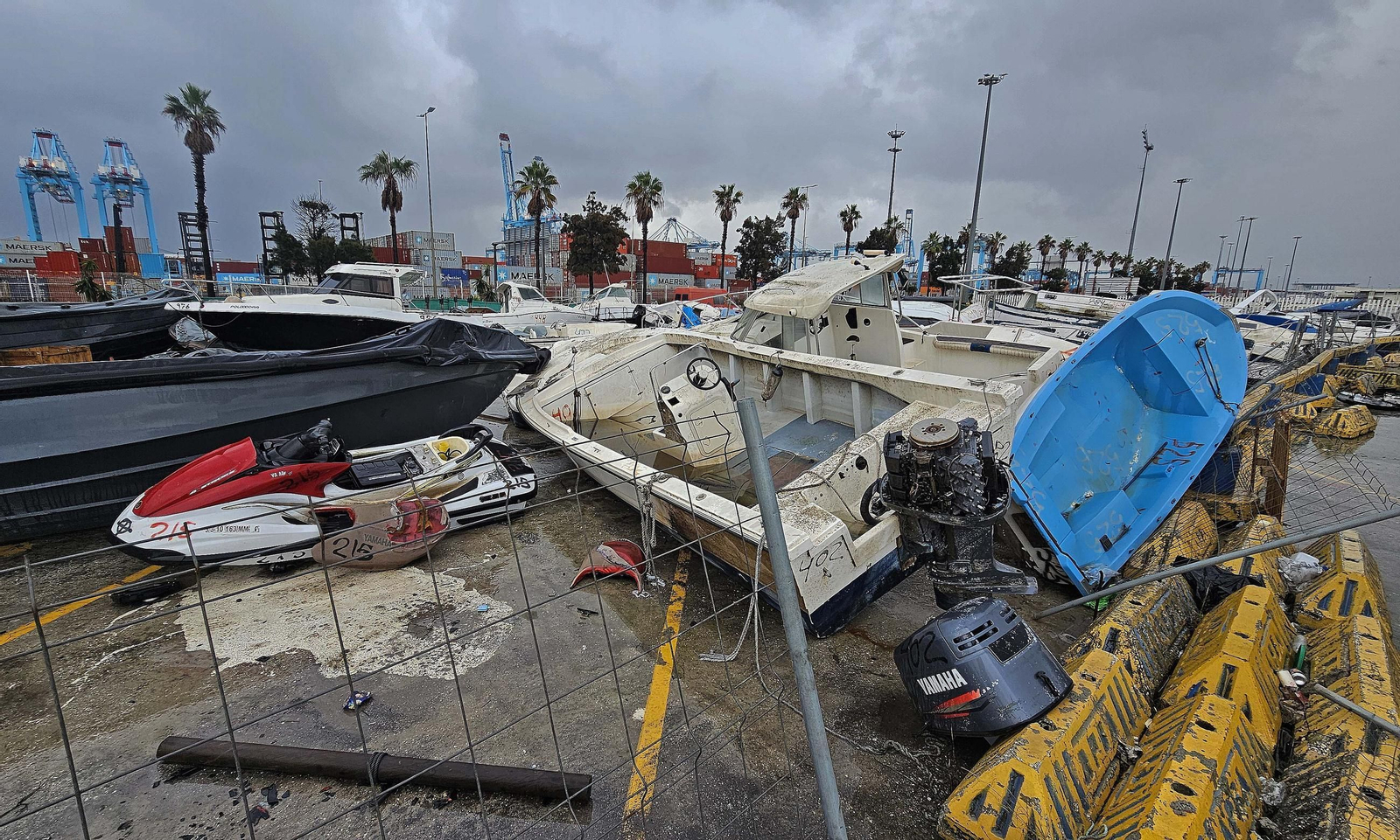 Fotos del hacinamiento de narcoembarcaciones requisadas en el Puerto de Algeciras