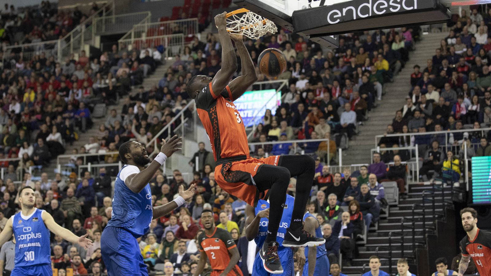 Ndoye machaca el aro de Fuenlabrada.