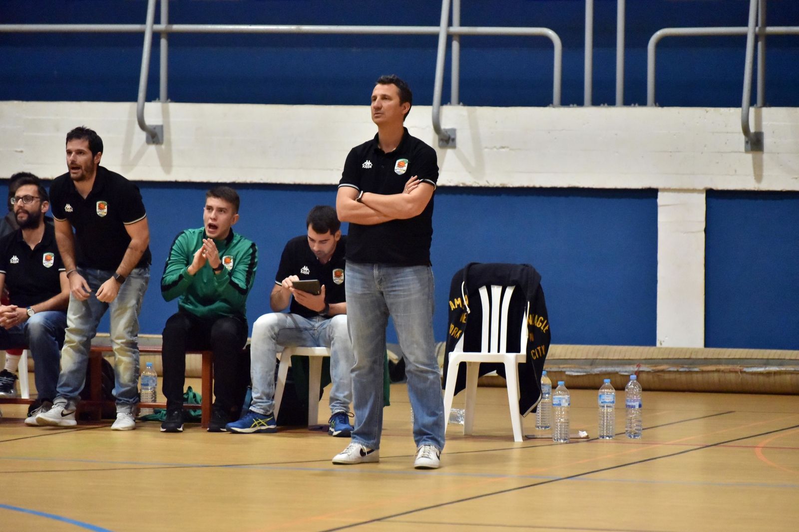 Jesús Lázaro sigue las evoluciones del equipo desde la pista del ULB La Línea.