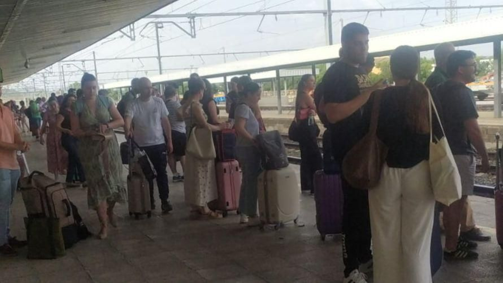 Pasajeros en el andén, ante una nueva incidencia en la estación Linares-Baeza.
