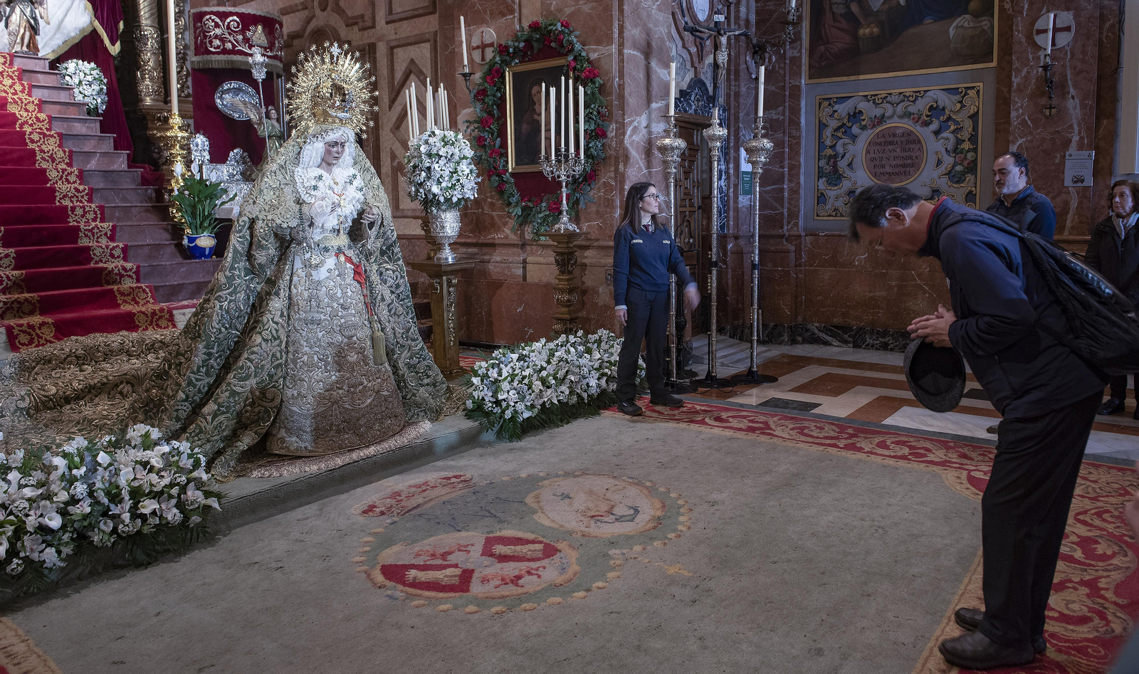 El besamanos de la Macarena, en imágenes