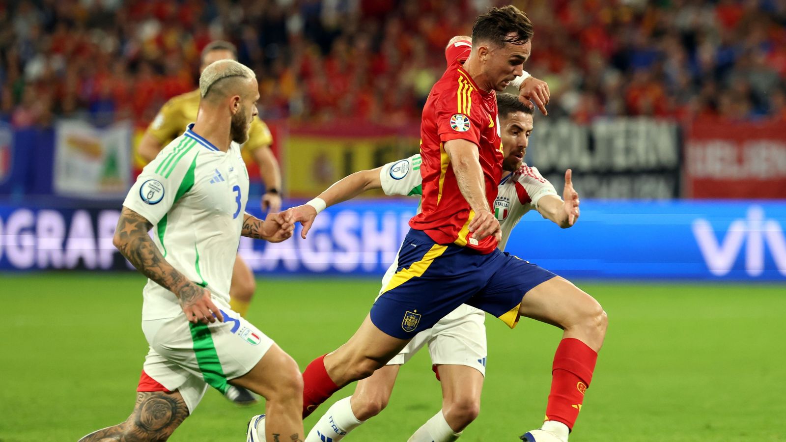 Fabián conduce el balón ante dos rivales.