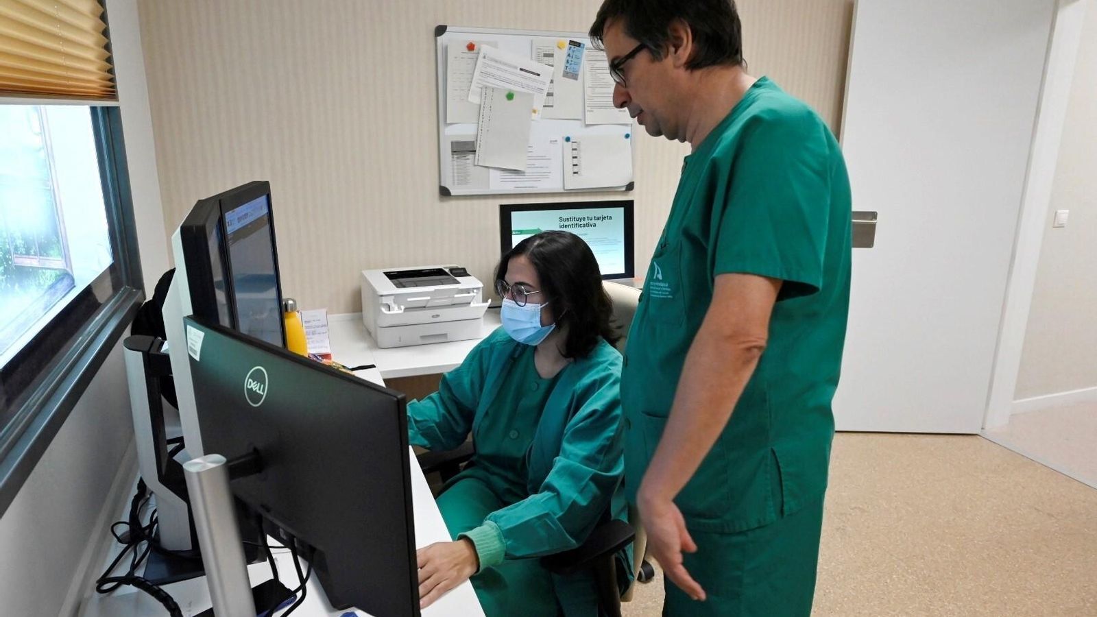 Dos profesionales de la Unidad de Ictus observan los resultados de una prueba.