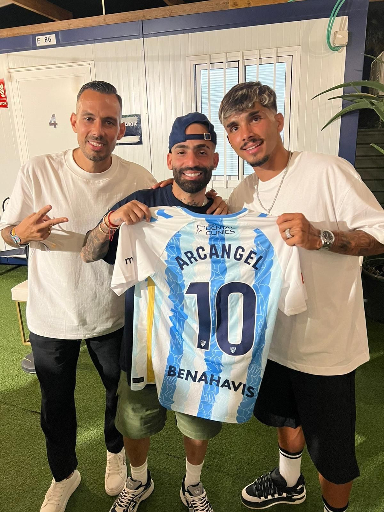 Arcangel posa con la camiseta del Málaga, Manu Molina y Kevin Medina