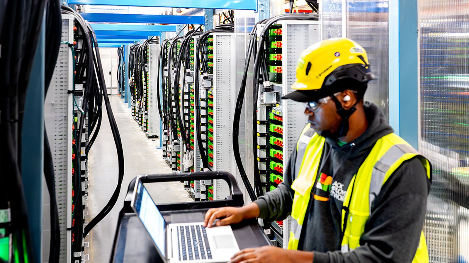 Un técnico en un centro de datos de Amazon.