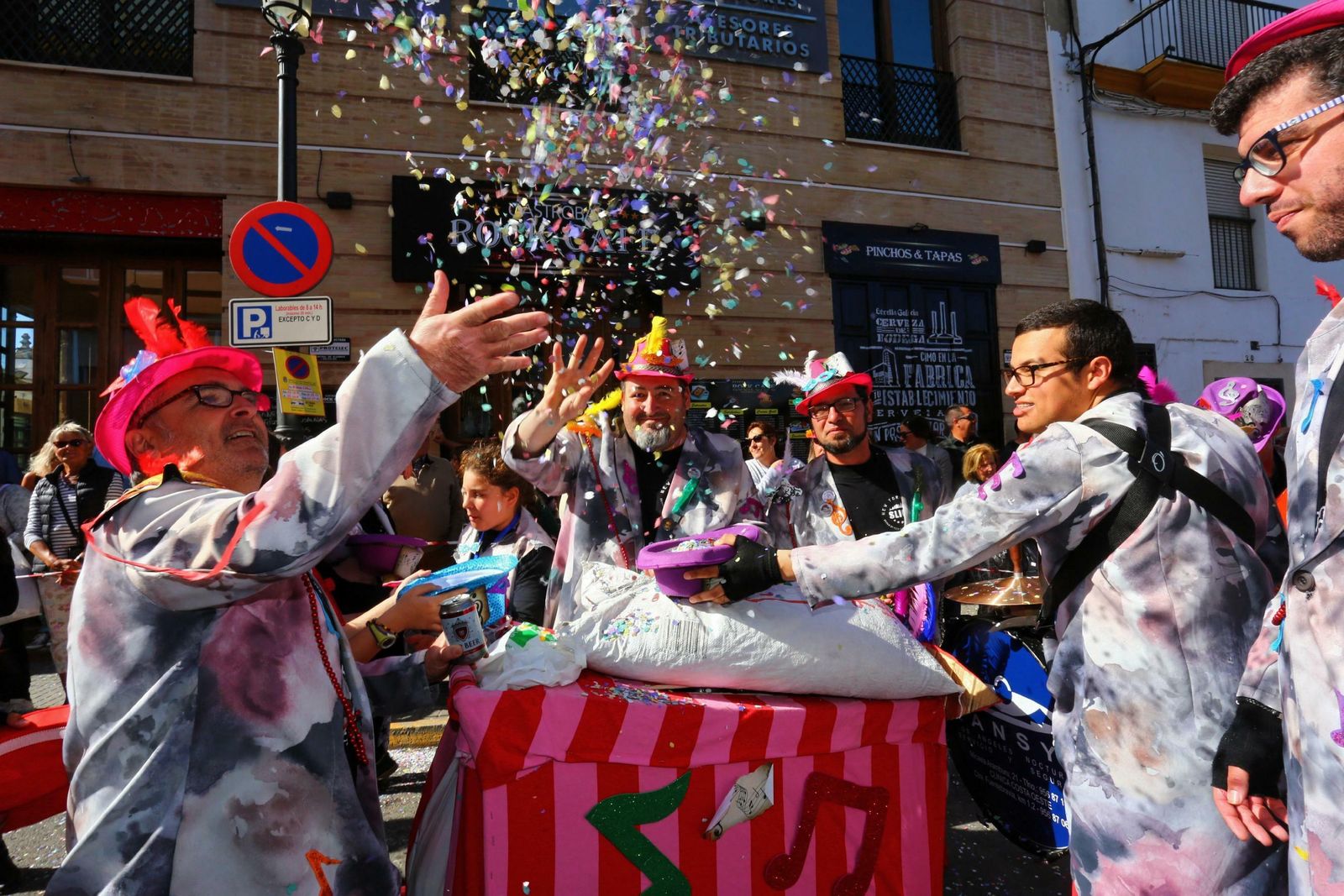 Muchas agrupaciones locales también formaron parte de la Cabalgata con sus coplas.