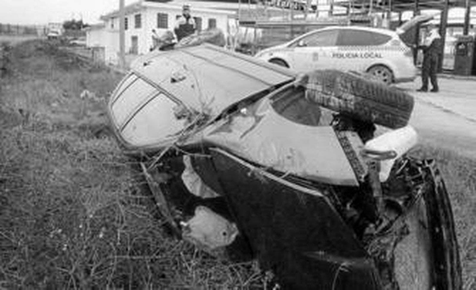 Un coche accidentado, en la entrada de Jerez.