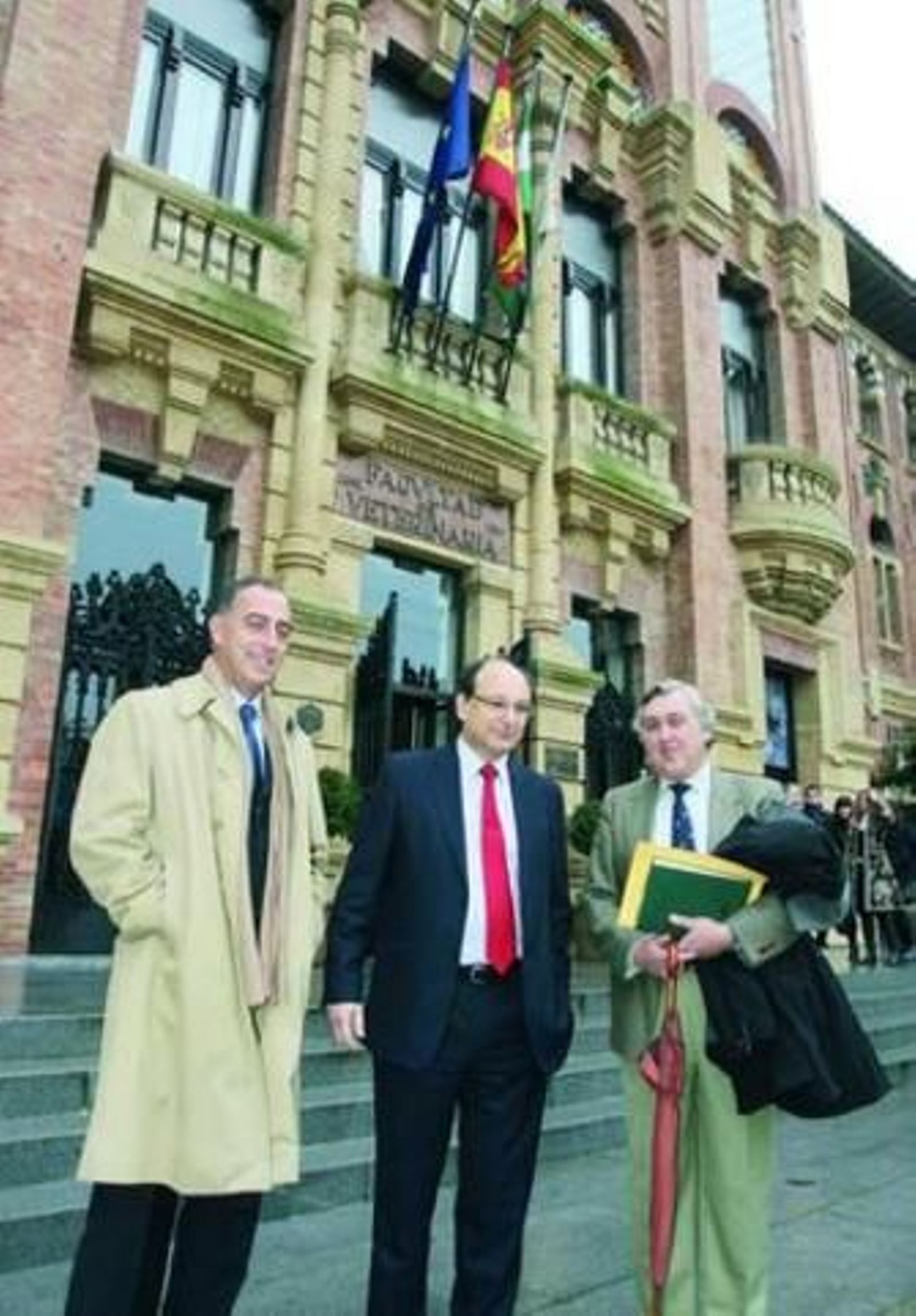 Caruana, en el centro, ayer a su llegada al Rectorado. Caruana, en el centro, ayer a su llegada al Rectorado.