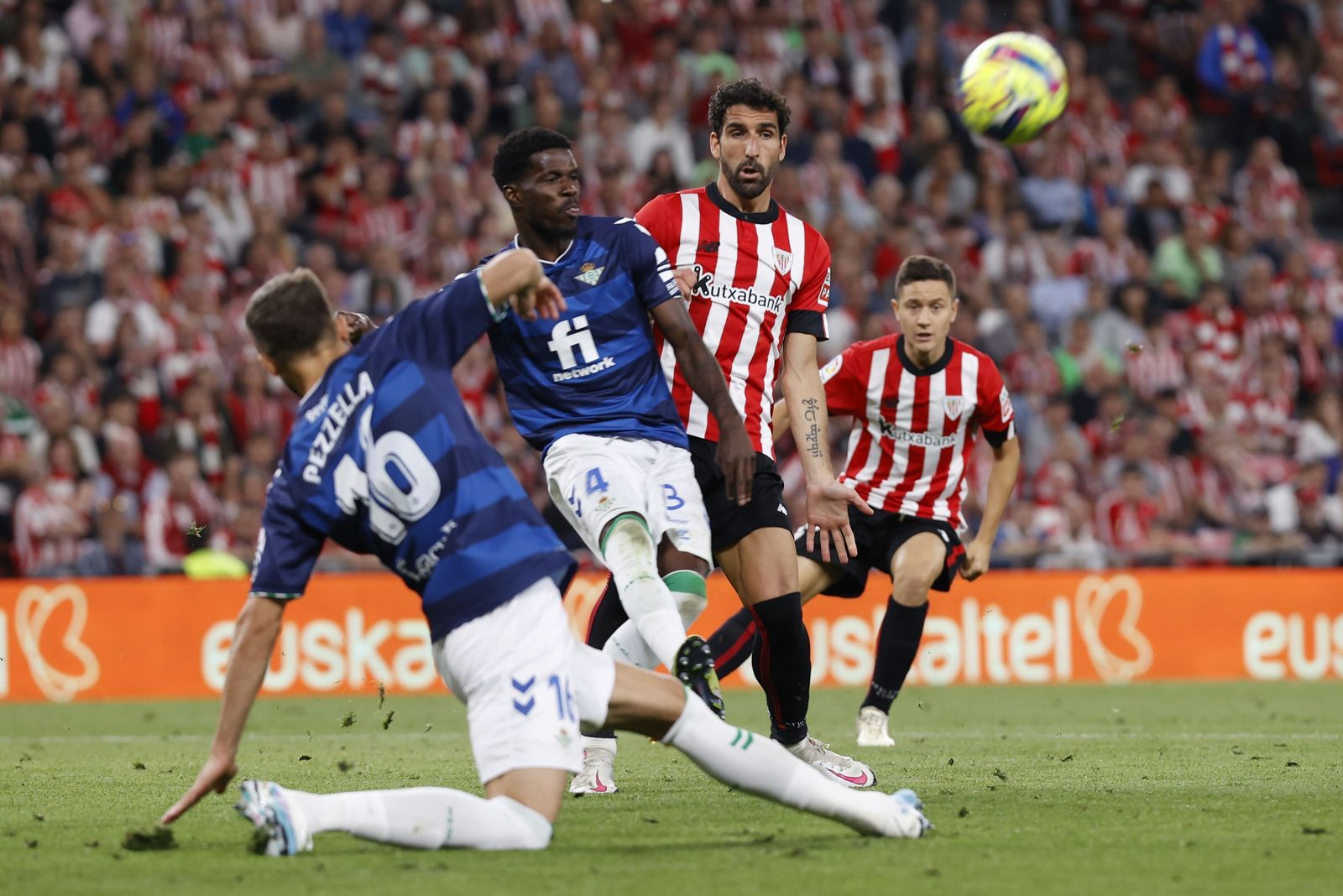 Paul, en una acción defensiva junto a Pezzella y Raúl García.