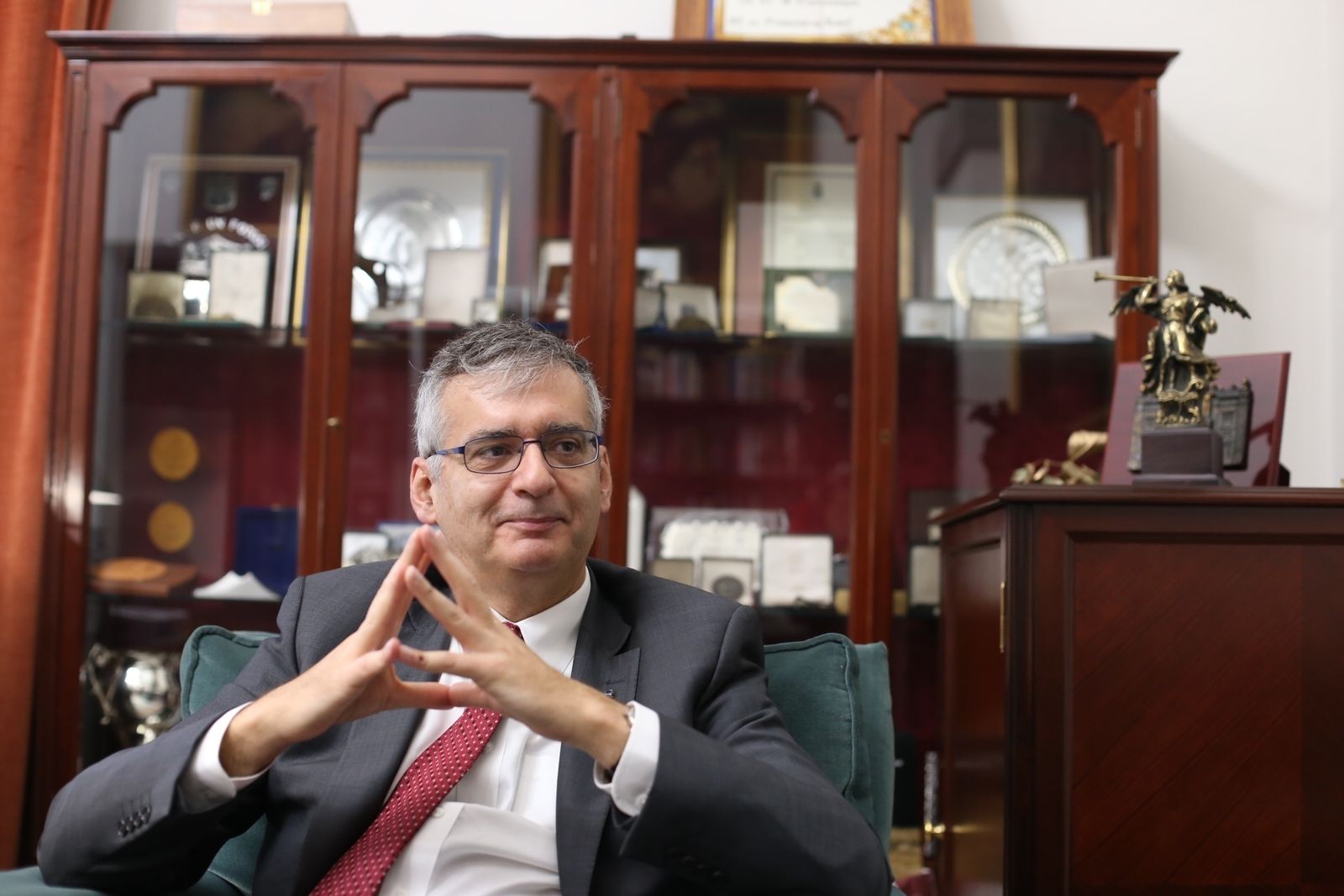El doctor Andrés Lozano, ayer en la sede de la Universidad de Sevilla.