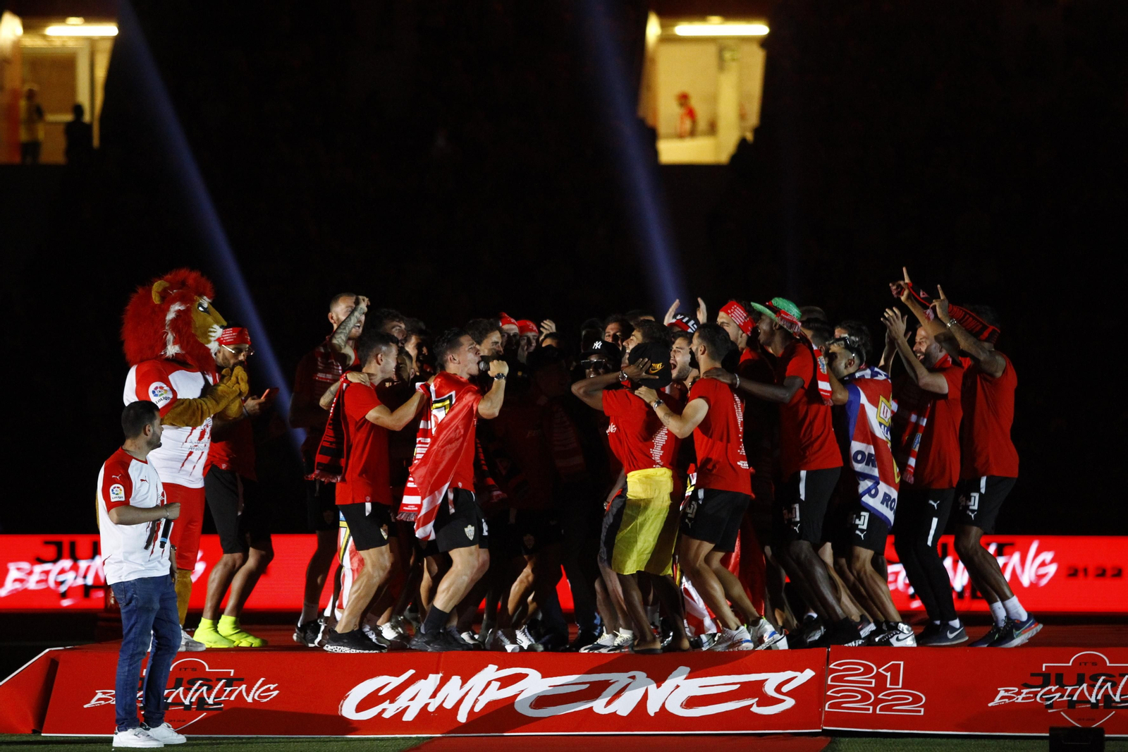 Las imágenes de la fiesta del ascenso de la U.D. Almería en el Estadio Mediterráneo.
