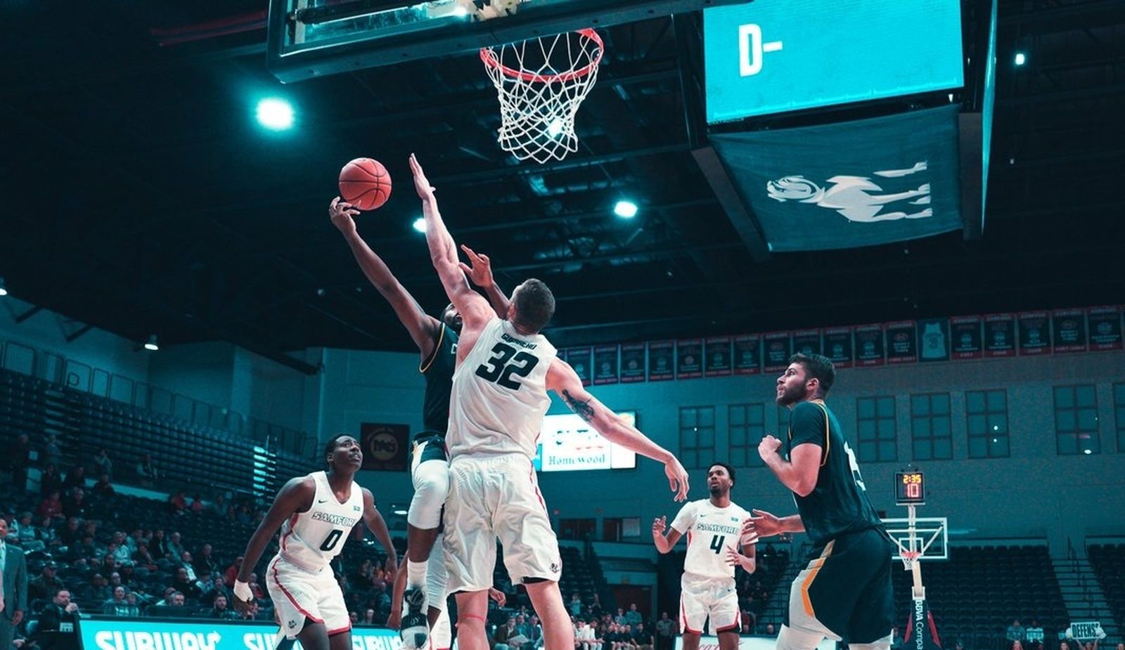 Rubén Guerrero intenta taponar.