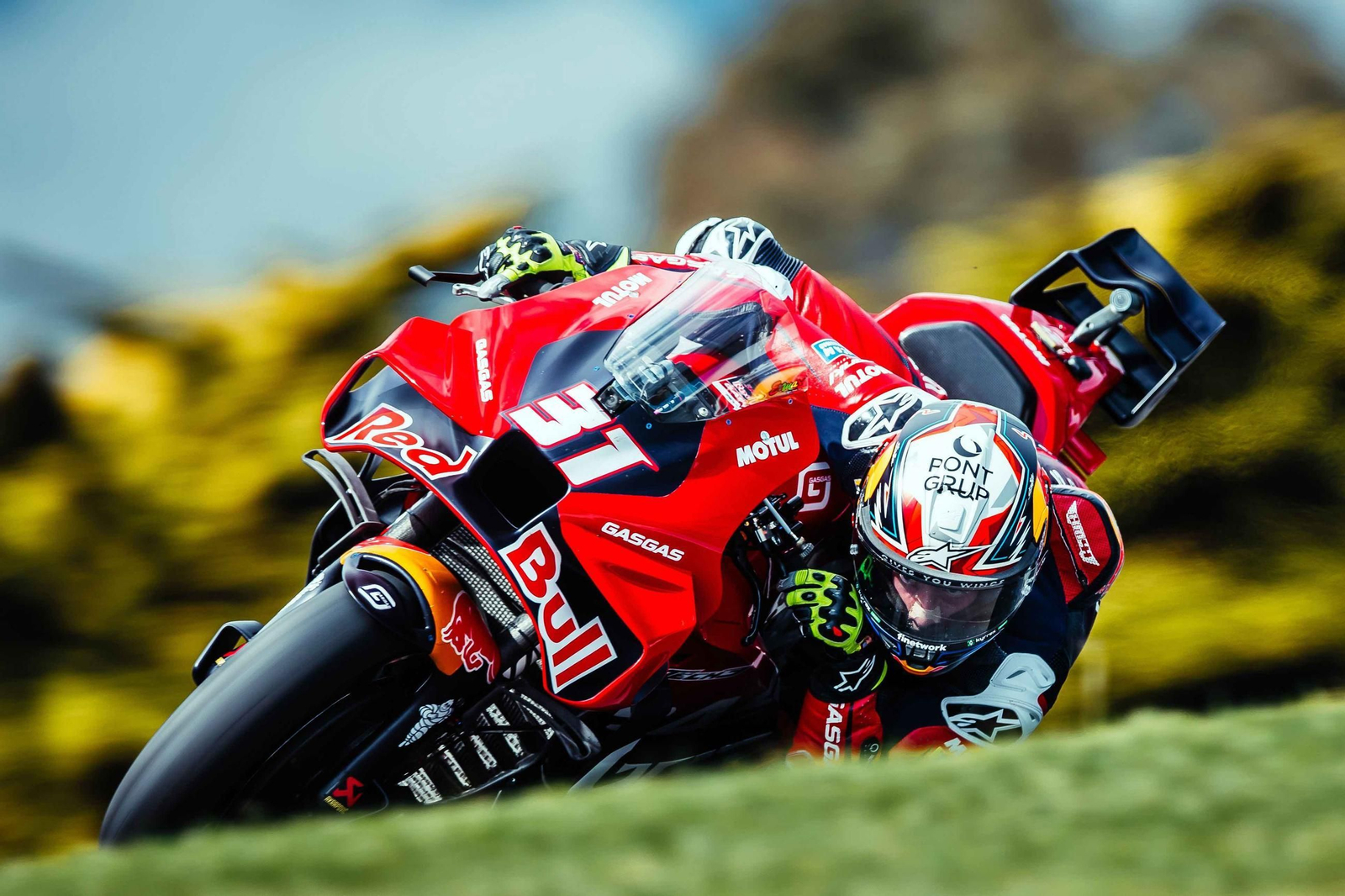 El rockie Acosta, con su KTM inferior a las Ducati de Martín, Bagnaia y Márquez, ha liderado grandes premios.