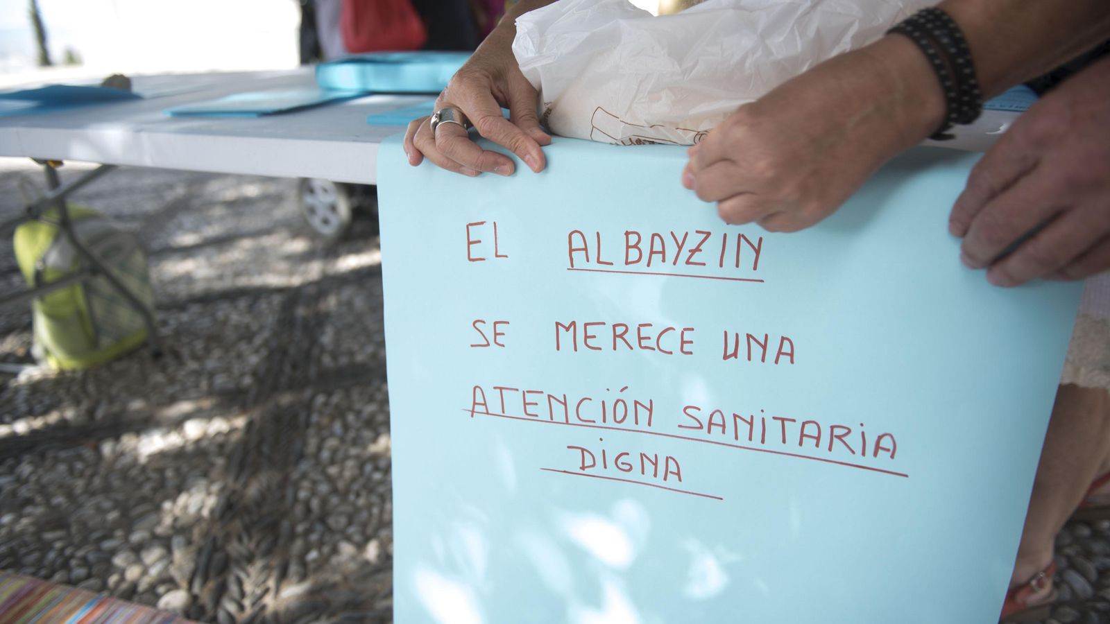 Un pequeño cartel en la mesa informa del objetivo de la concentración