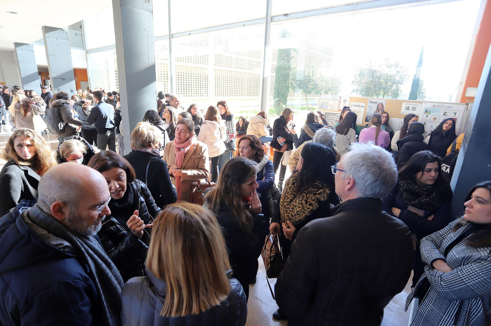Compañeros y profesores de los estudiantes de Trabajo Social guardan un minuto de silencio en memoria de sus compañeros fallecidos en el incendio, en imágenes