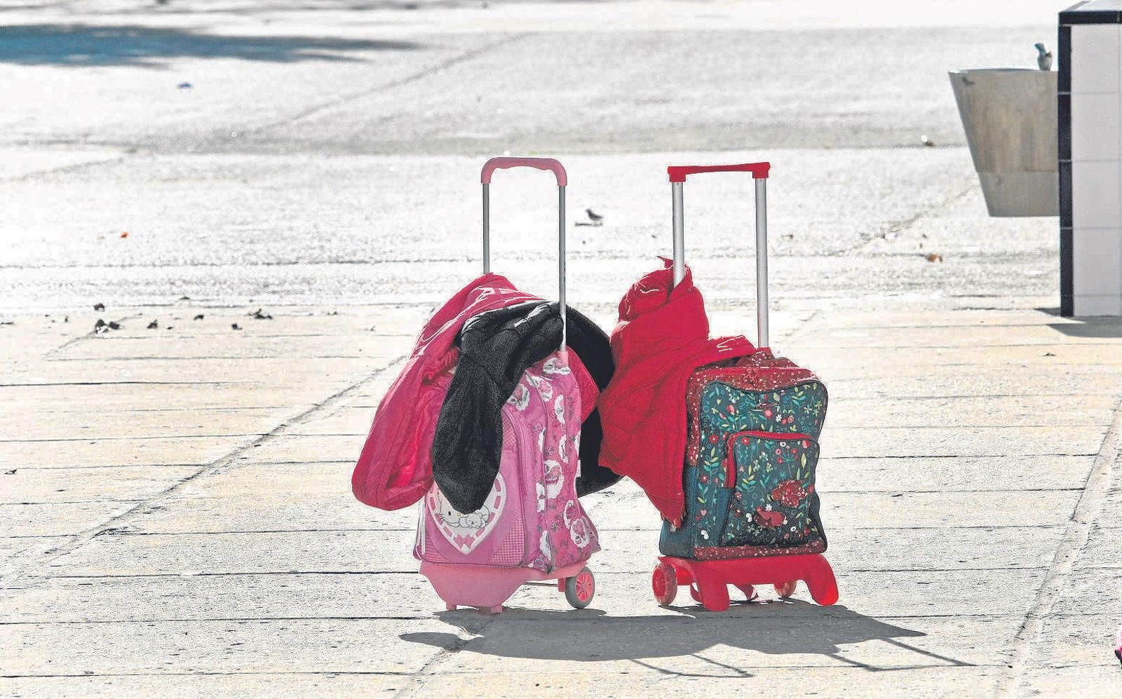 Dos maletas sin sus respectivos dueños simbolizan la constante marcha de gaditanos de la ciudad.