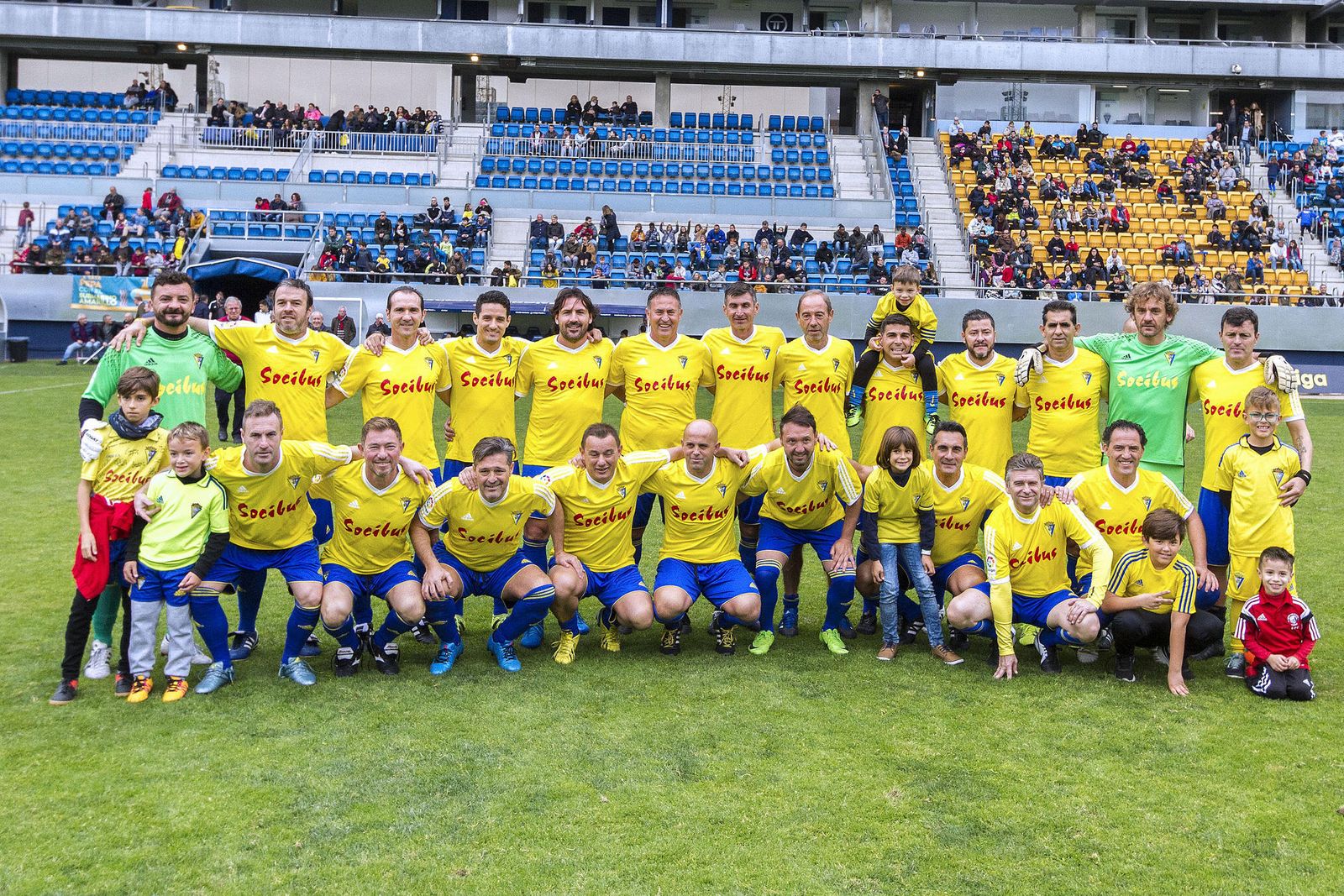 Foto de familia del equipo de los veteranos del Cádiz que participó en la cita benéfica celebrada en el campo de la capital gaditana.
