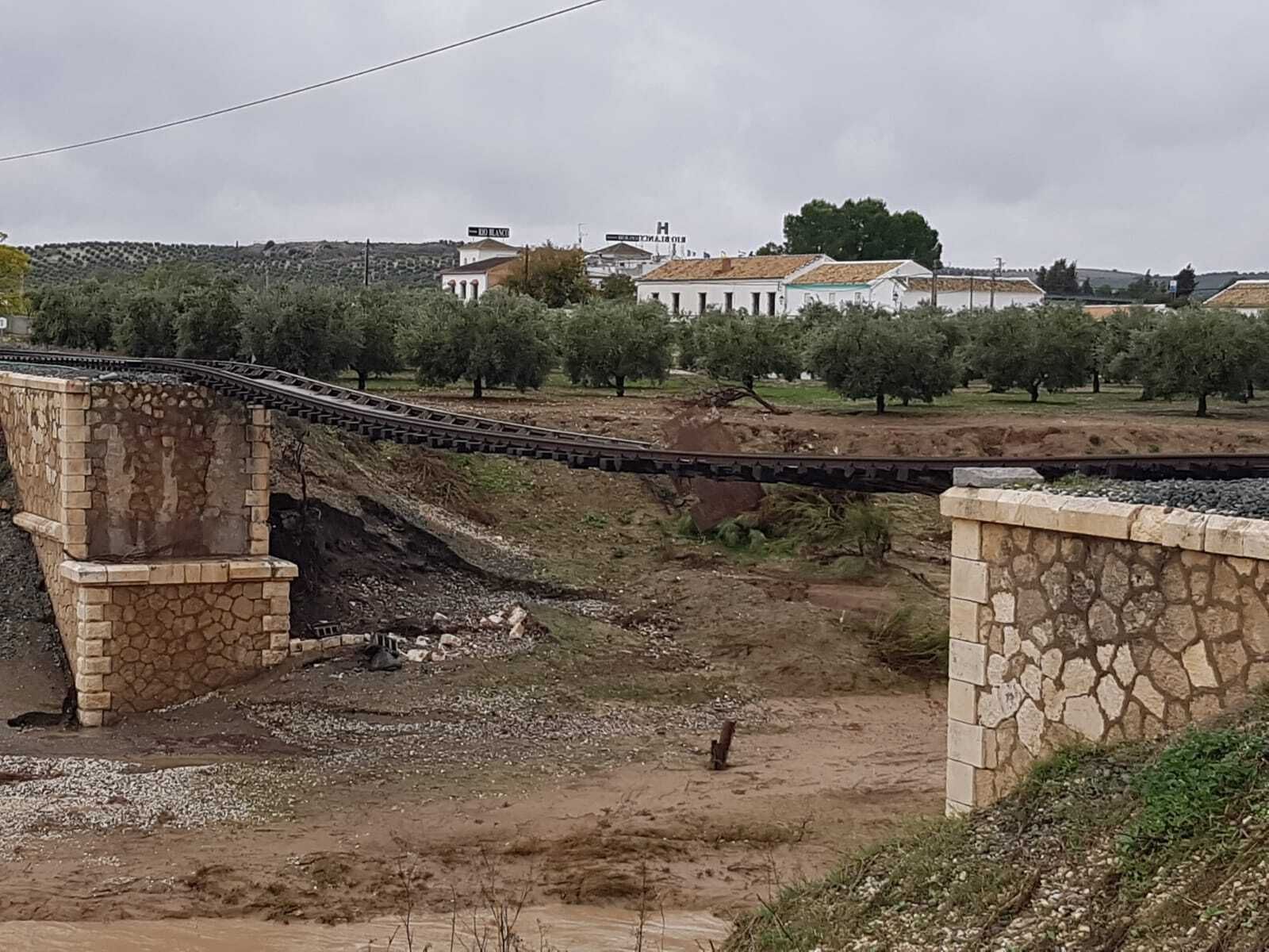 El puente ferroviario de Aguadulce destrozado por las riadas el 21 de octubre de 2018.