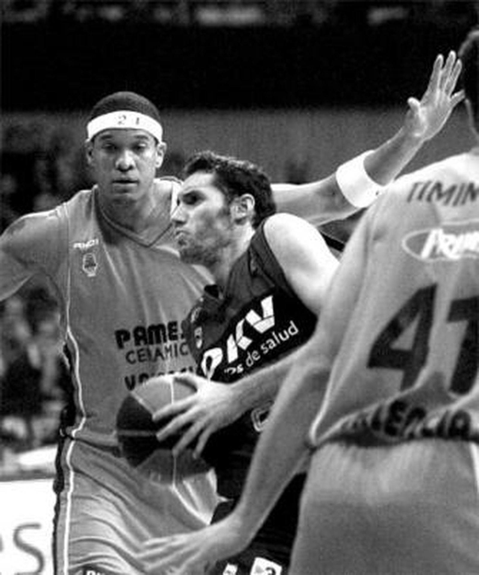 Rudy Fernández trata de superar a Garcés (i) y Timinskas (d).