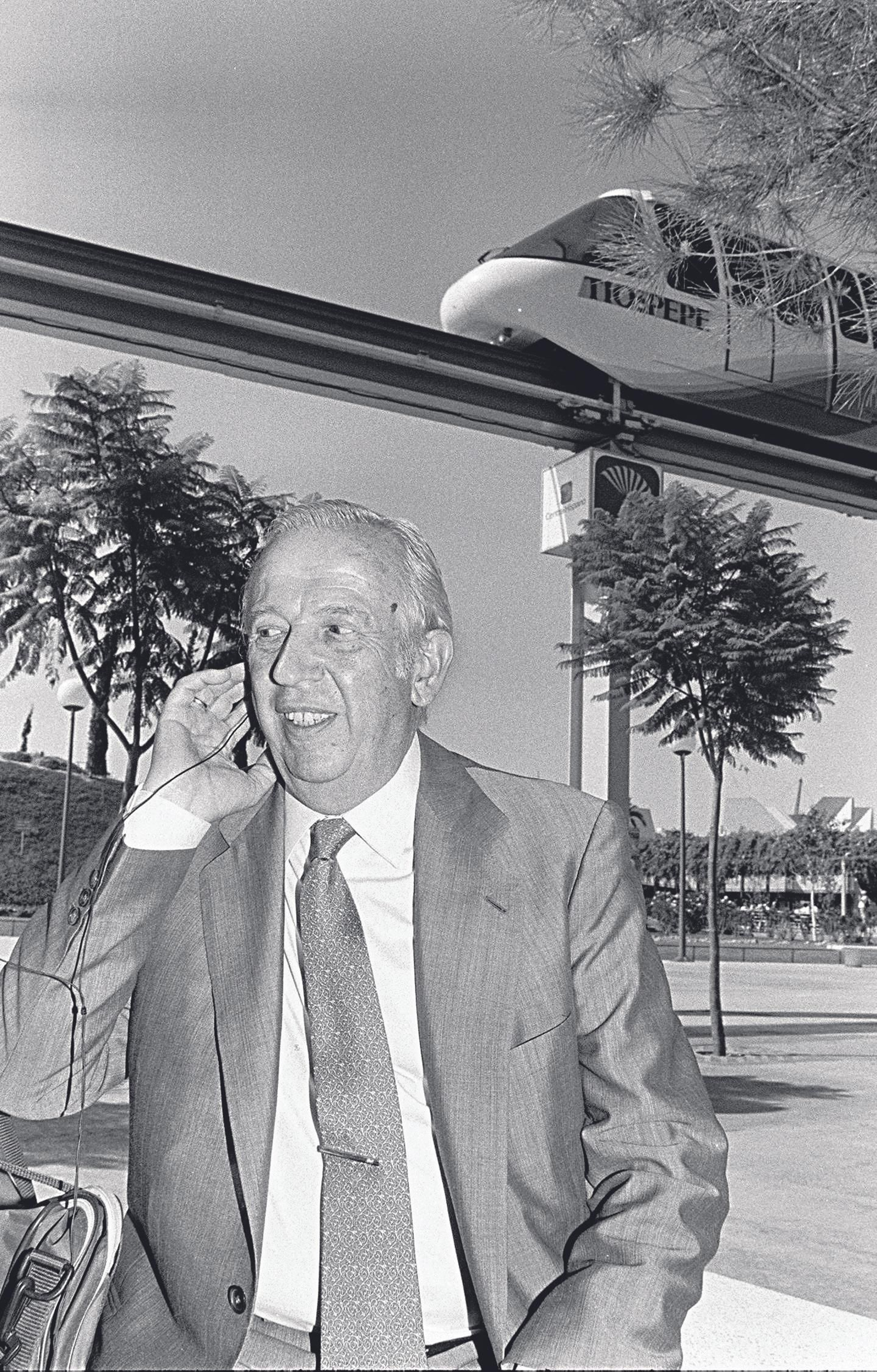 Manuel Olivencia posando en el recinto de la Expo 92.
