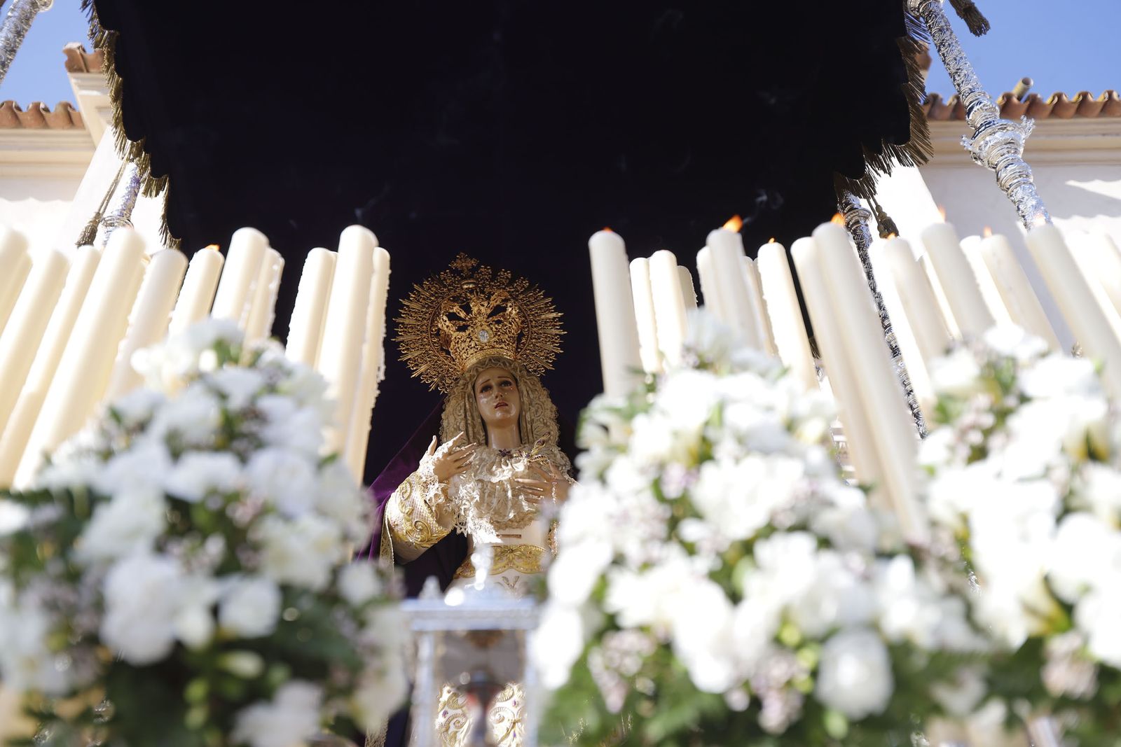 La Hermandad del Descendimiento en su recorrido por las calles de Huelva el Viernes Santo