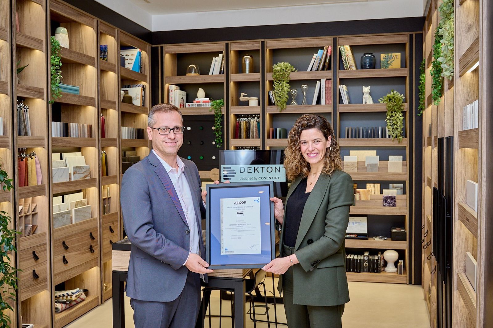 Antonio Urdiales y Mónica Barroso en la entrega del certificado