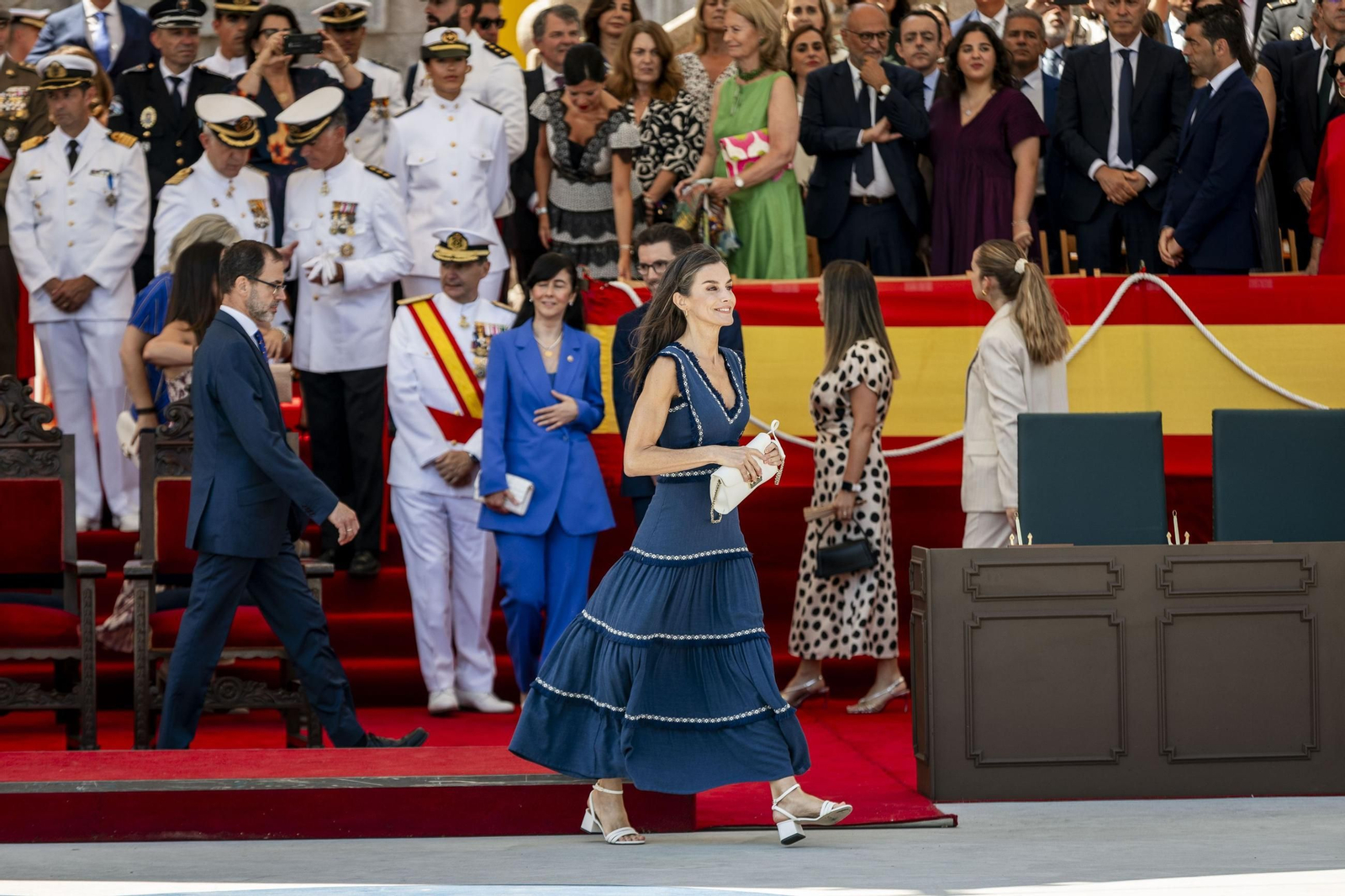 La princesa Leonor termina su formación en la Armada recibiendo de manos de su padre la Cruz al Mérito Naval