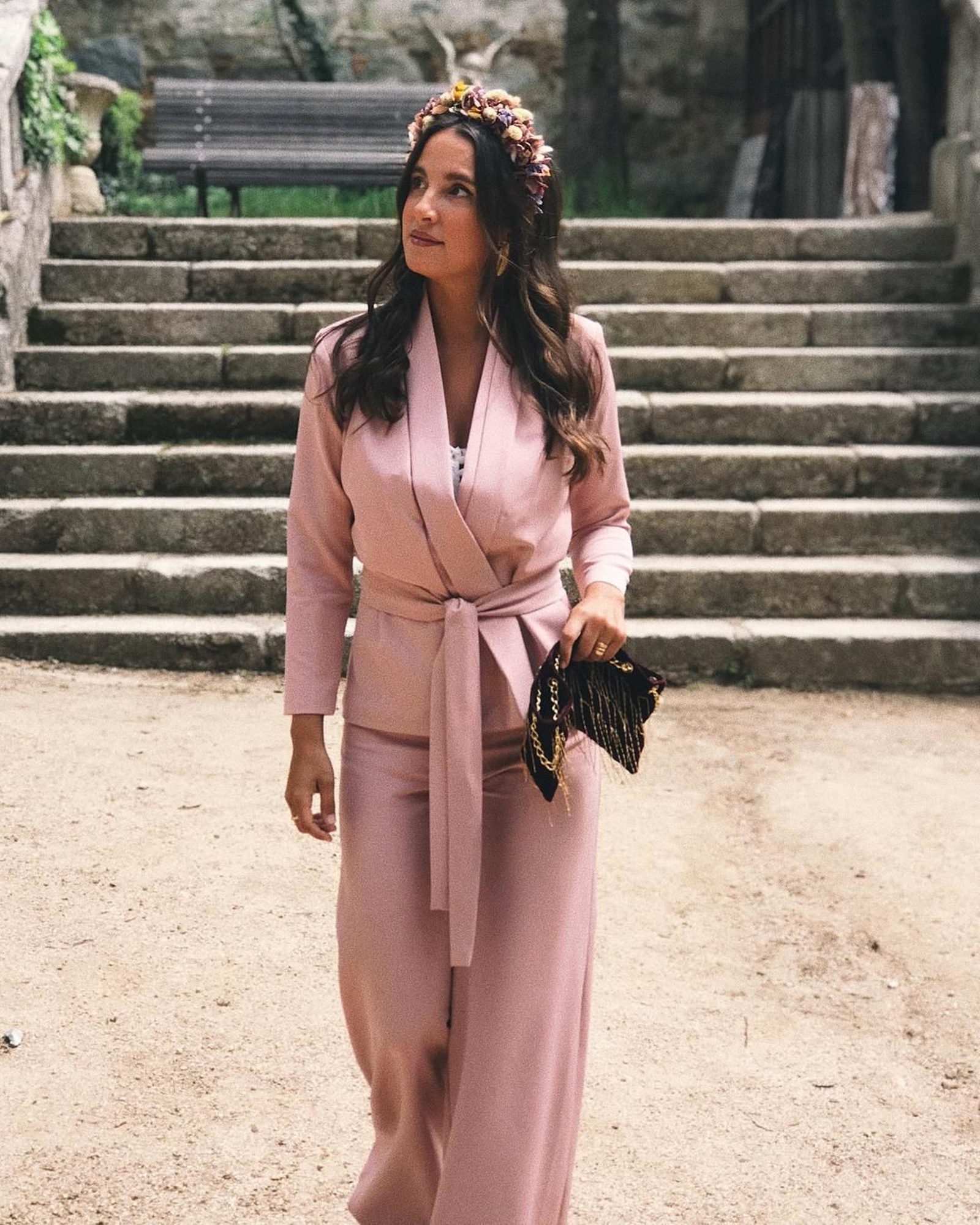 El traje de @mpombor es una opción elegante y versátil para los eventos de esta temporada. De @lovelyroom El traje de @mpombor es una opción elegante y versátil para los eventos de esta temporada. De @lovelyroom