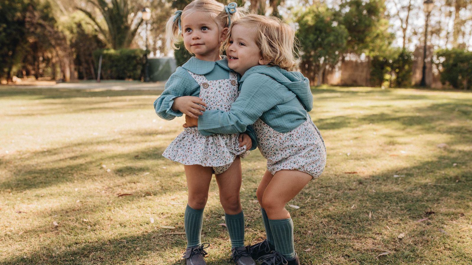 La firma sevillana apuesta por un desarrollo íntegramente nacional, donde cada puntada es cuidada con mimo y eso se traduce en unos tejidos de una calidad única