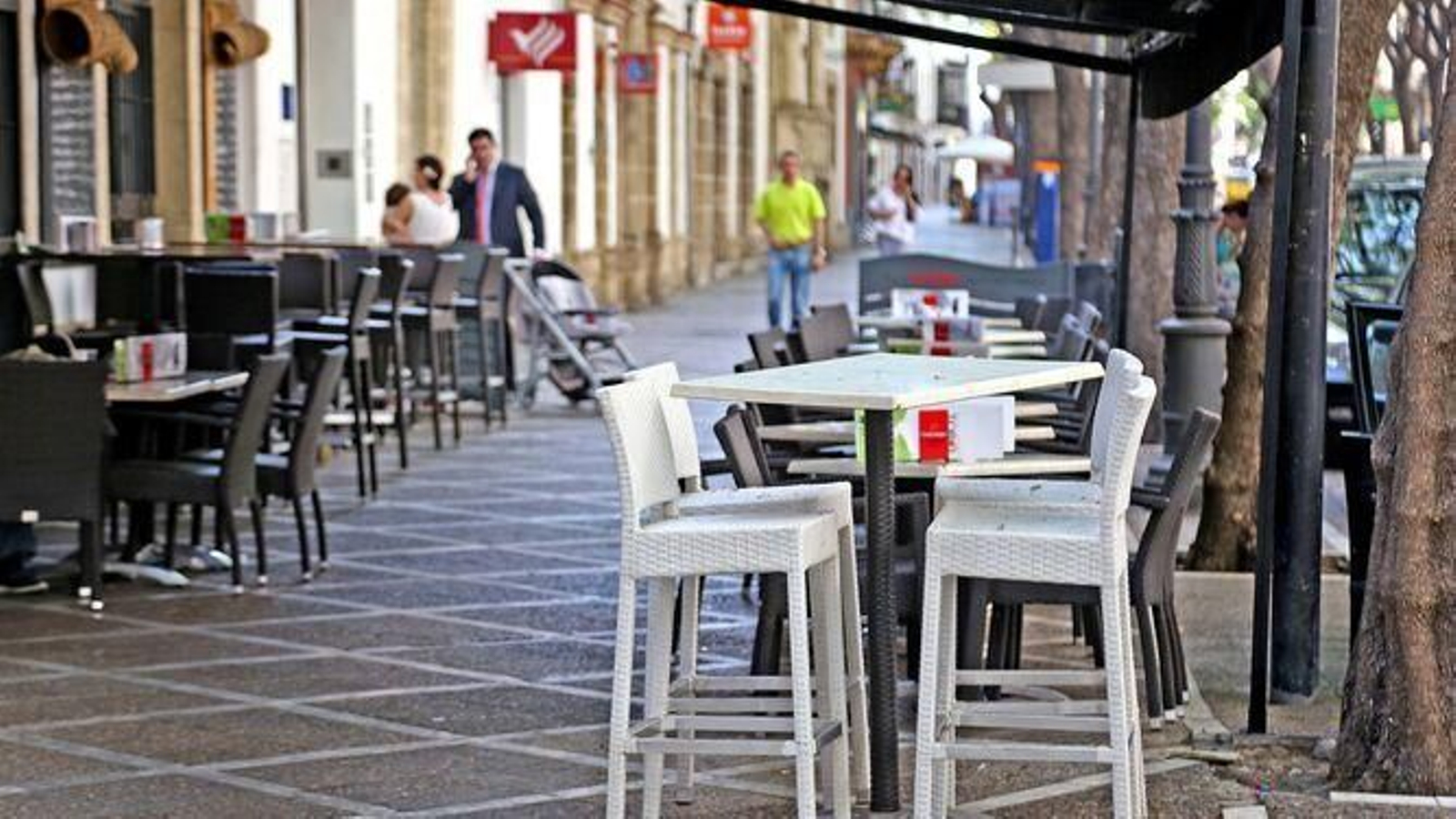 Una terraza de un bar del centro vacía. Una terraza de un bar del centro vacía.