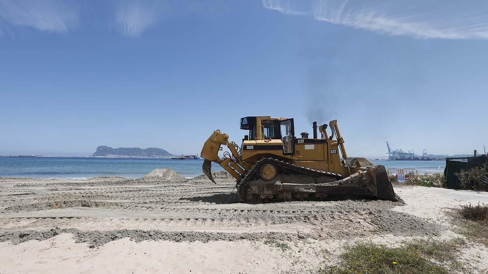 Las fotos del trasvase de arena en la playa de El Rinconcillo