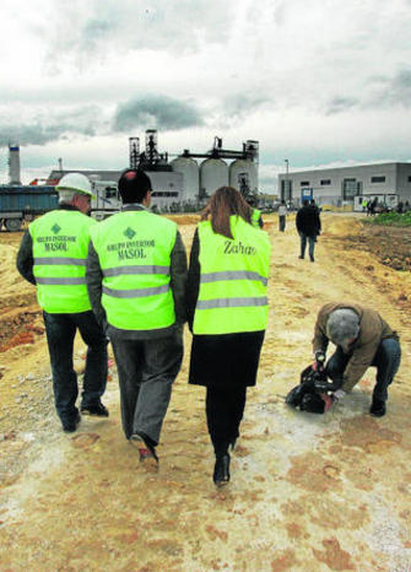 De espaldas, Crisol y Sánchez, caminan en una visita retrospectiva a los terrenos donde iba a abrir Zahav.