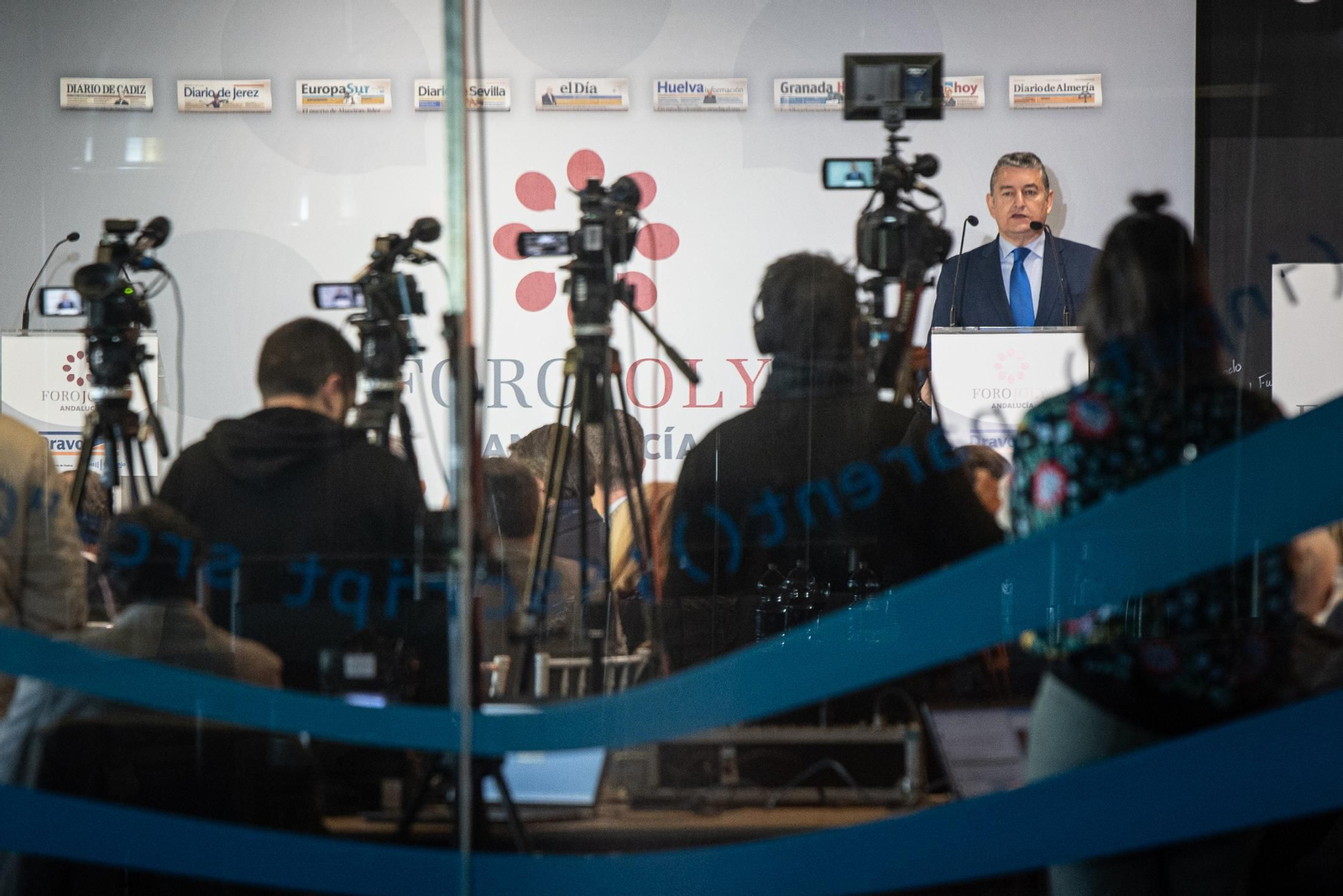 Imágenes del desayuno-coloquio con Antonio Sanz en el Foro Joly Andalucía celebrado en la Lonja de la Innovación del Puerto de Huelva