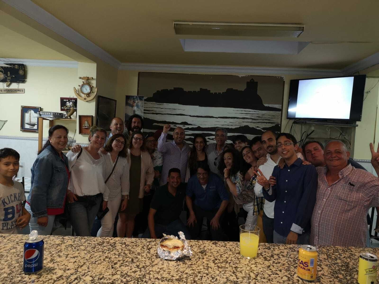 Los integrantes de Ganemos, anoche tras conocerse los resultados.