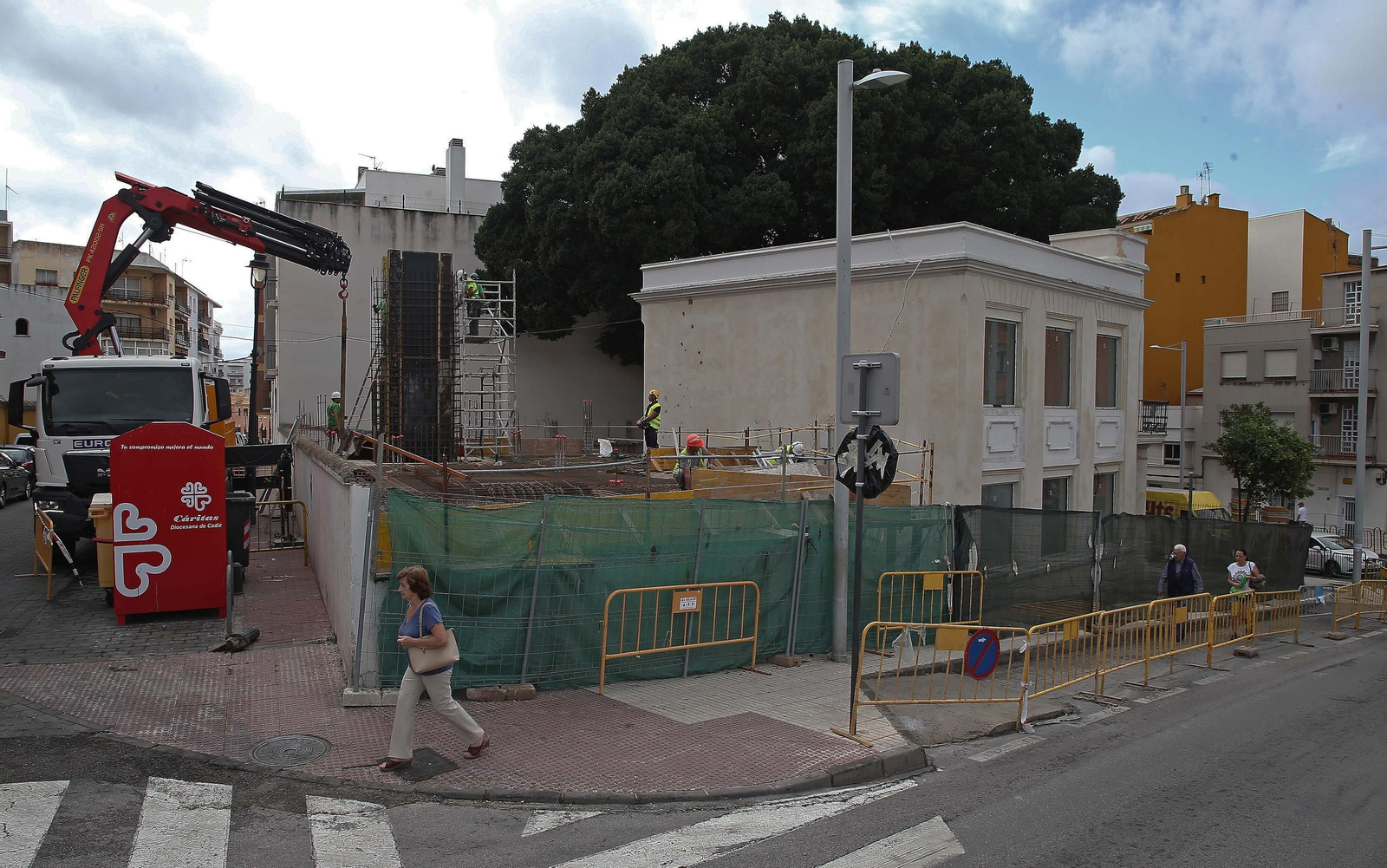 Fotos de las obras en el centro de interpretación 'Paco de Lucía' y en la fábrica de salazón de Algeciras