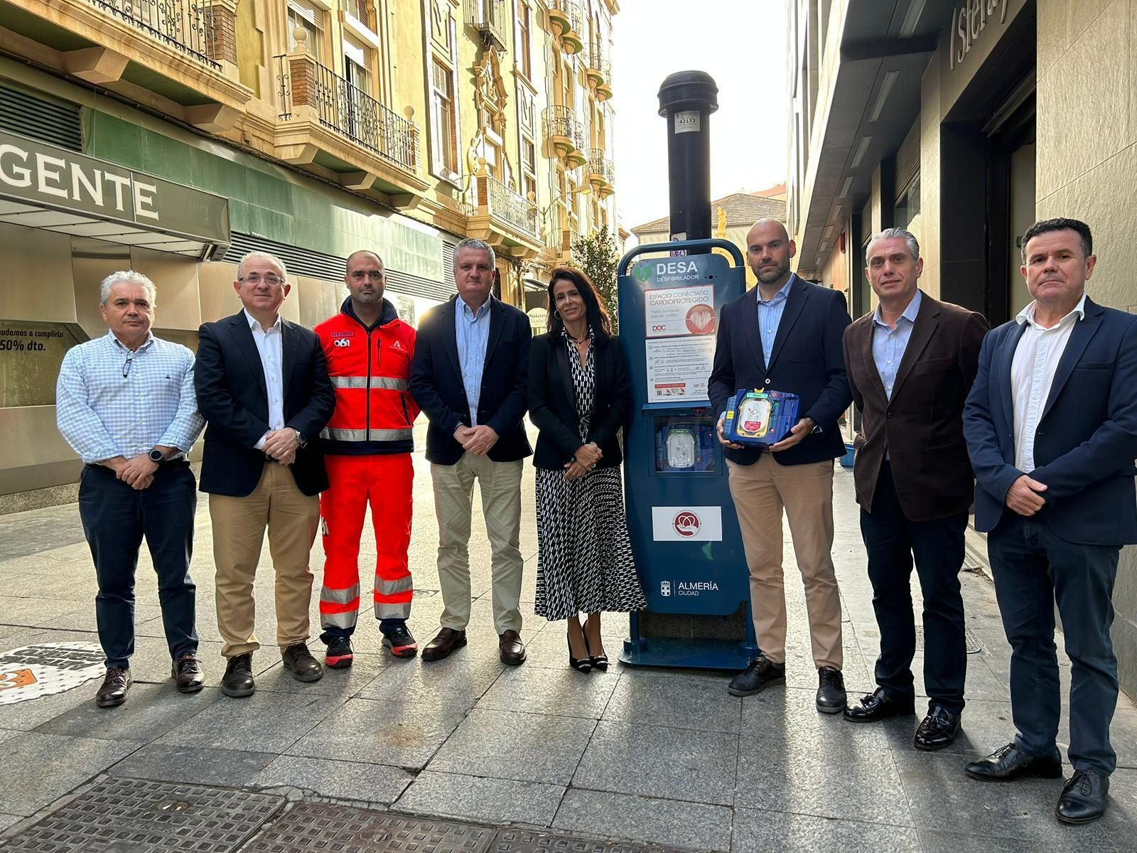Almería cuenta desde hoy con su primer tótem urbano equipado con desfibrilador