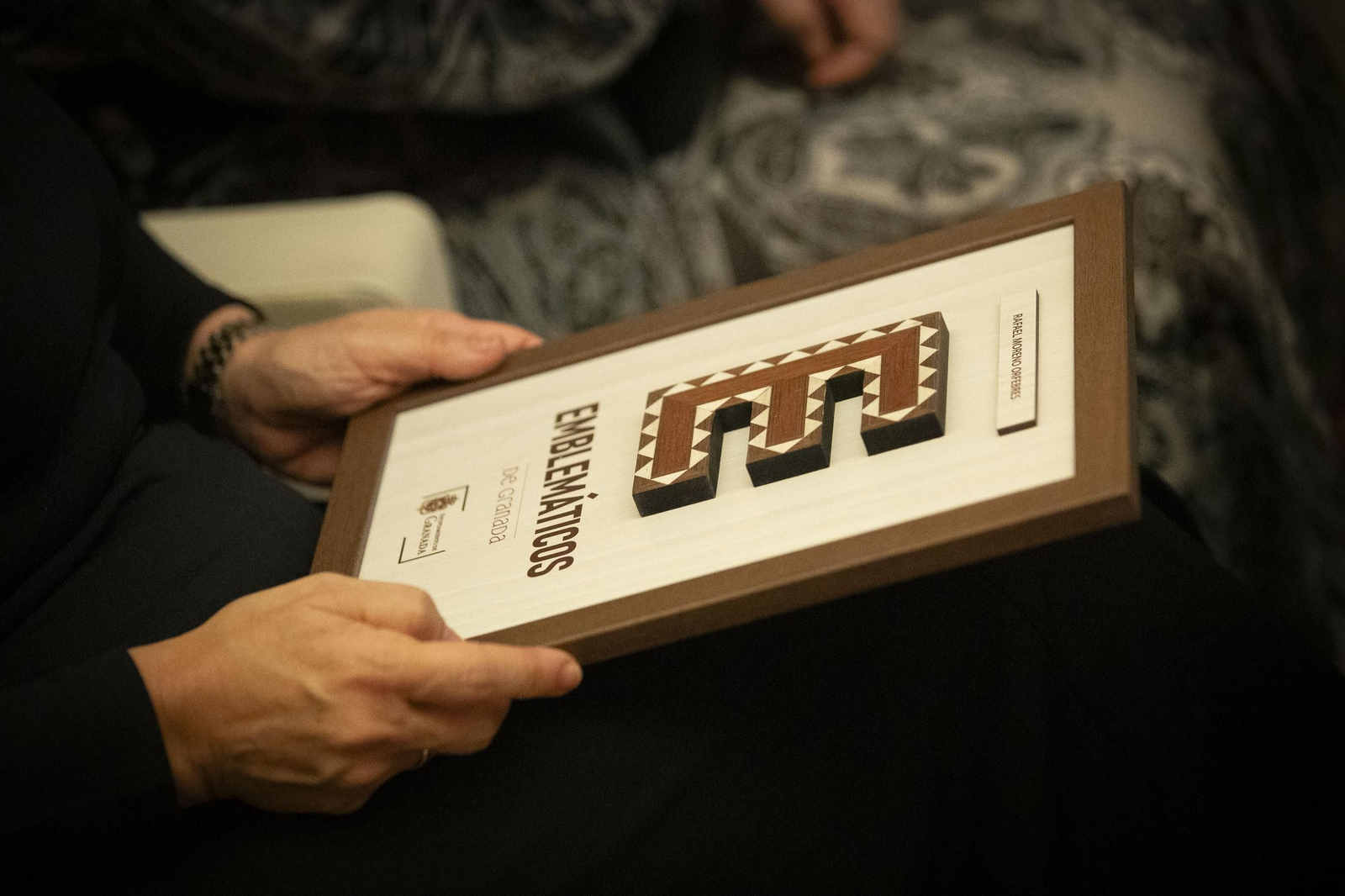 Granada reconoce a sus negocios más emblemáticos