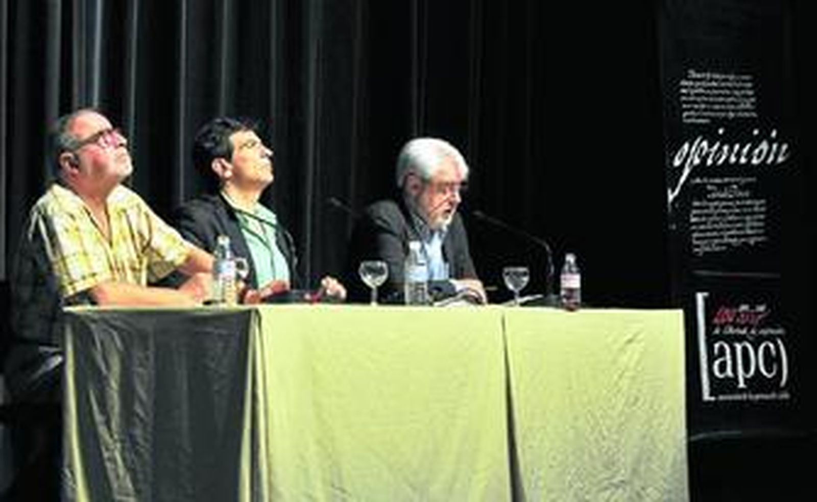 Savater y Larraya, con el moderador Arcadi Espada en el centro, antes de iniciarse el diálogo.