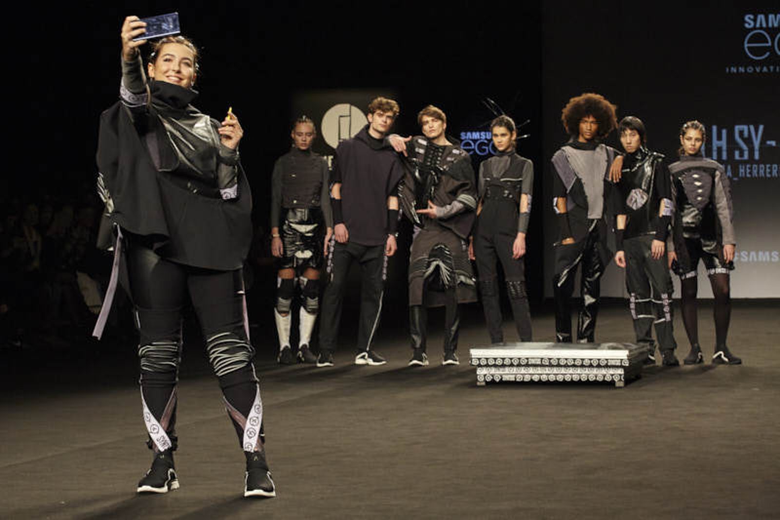 La 'it girl' se fotografía ayer sobre la pasarela en el pase de Laura Herrero.