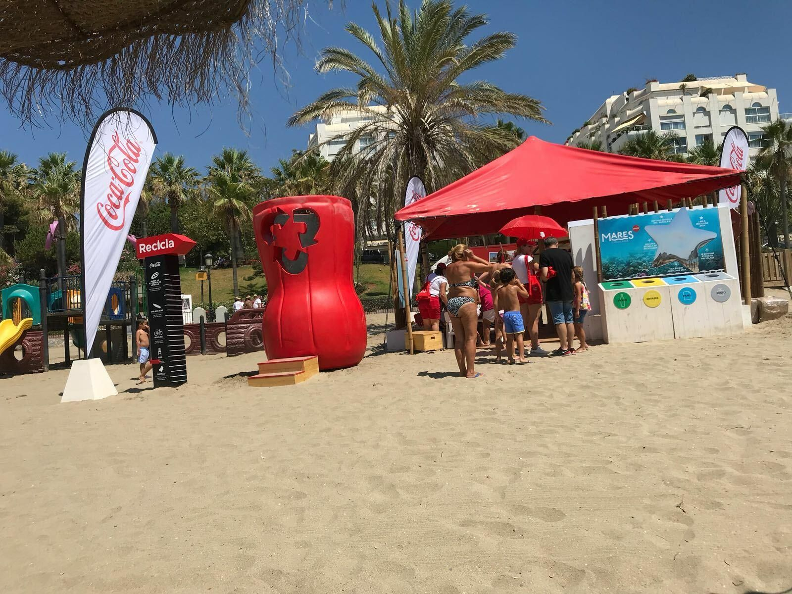La jaima sostenible del proyecto Mares Circulares de Coca-Cola llega a la playa de la Bajadilla de Marbella