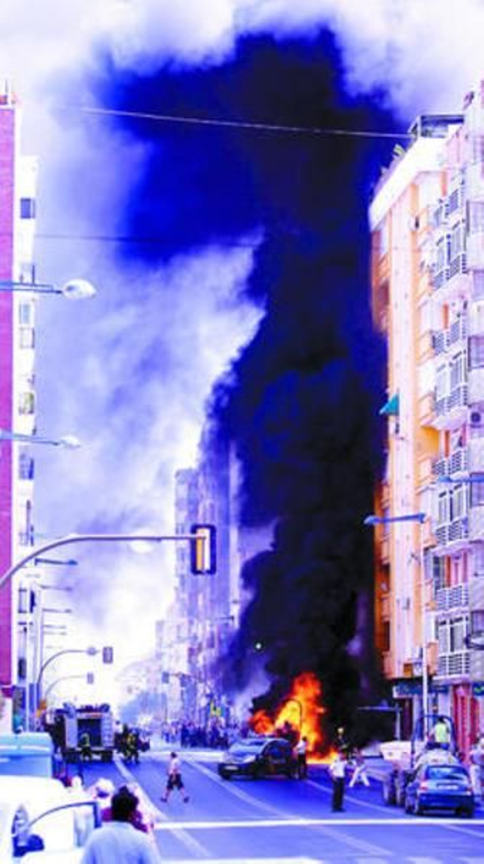La avenida Federico Molina, durante el incendio.