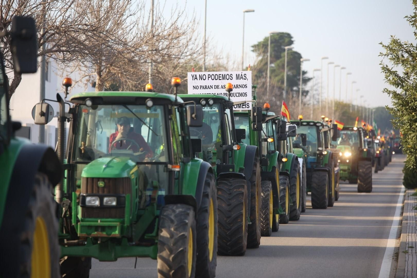 Agricultores y ganaderos colapsan con sus tractores los accesos a Jerez