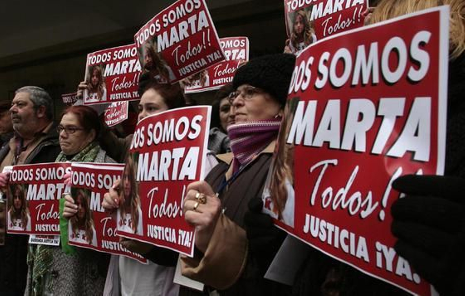 Ciudadanos piden justicia a las puertas del juzgado en la primera jornada del juicio de Marta del Castillo.

Foto: Juan Carlos Muñoz